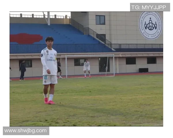 足球班赛:球星风采齐聚,激烈对抗点燃赛场热血瞬间 足球班赛:球星风采齐聚,激烈对抗点燃赛场热血瞬间